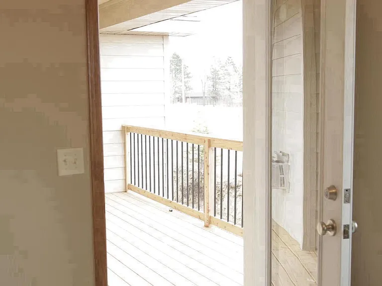 door out to covered deck off of kitchen and dining room