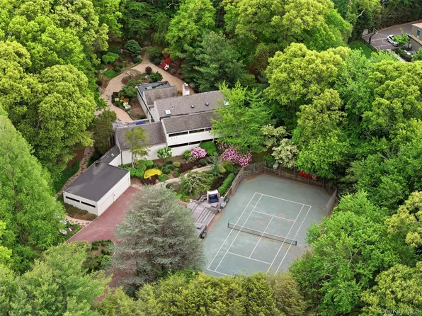 6 Deepwood Court, Old Westbury, NY 11568