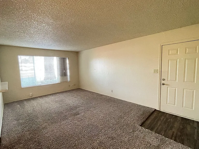 Sharis Apartments — Photo 25