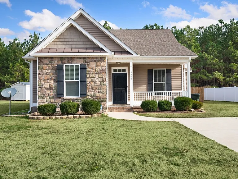 2508 Chelsea Dr NW — Photo 1