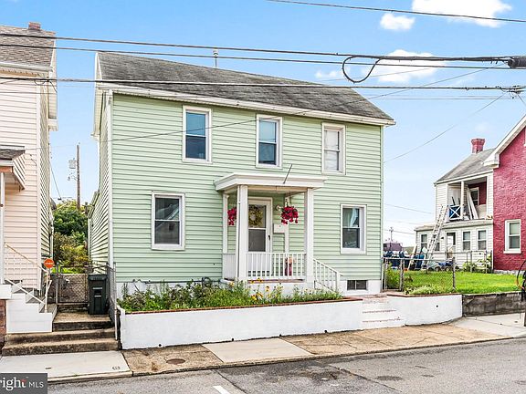 3rd image of 228 Winter St