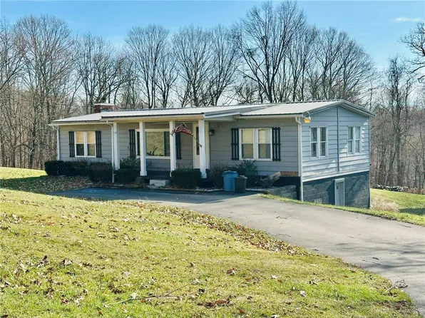 143 Cravener Rd, Vandergrift, PA 15690