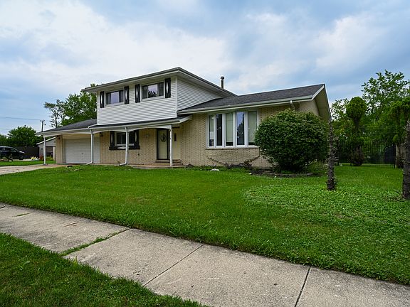 3rd image of 16417 Blair Ln