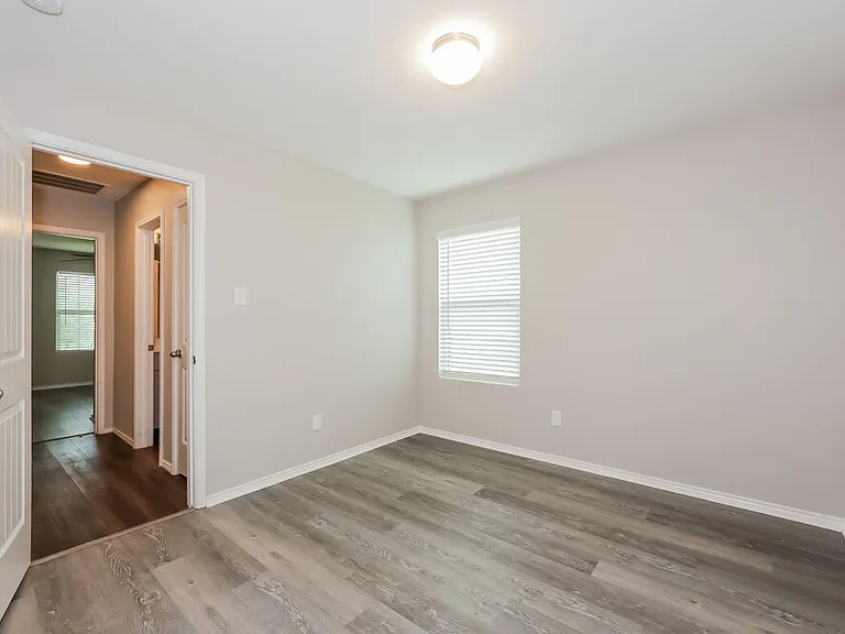 1124 Skyline Dr — Photo 12