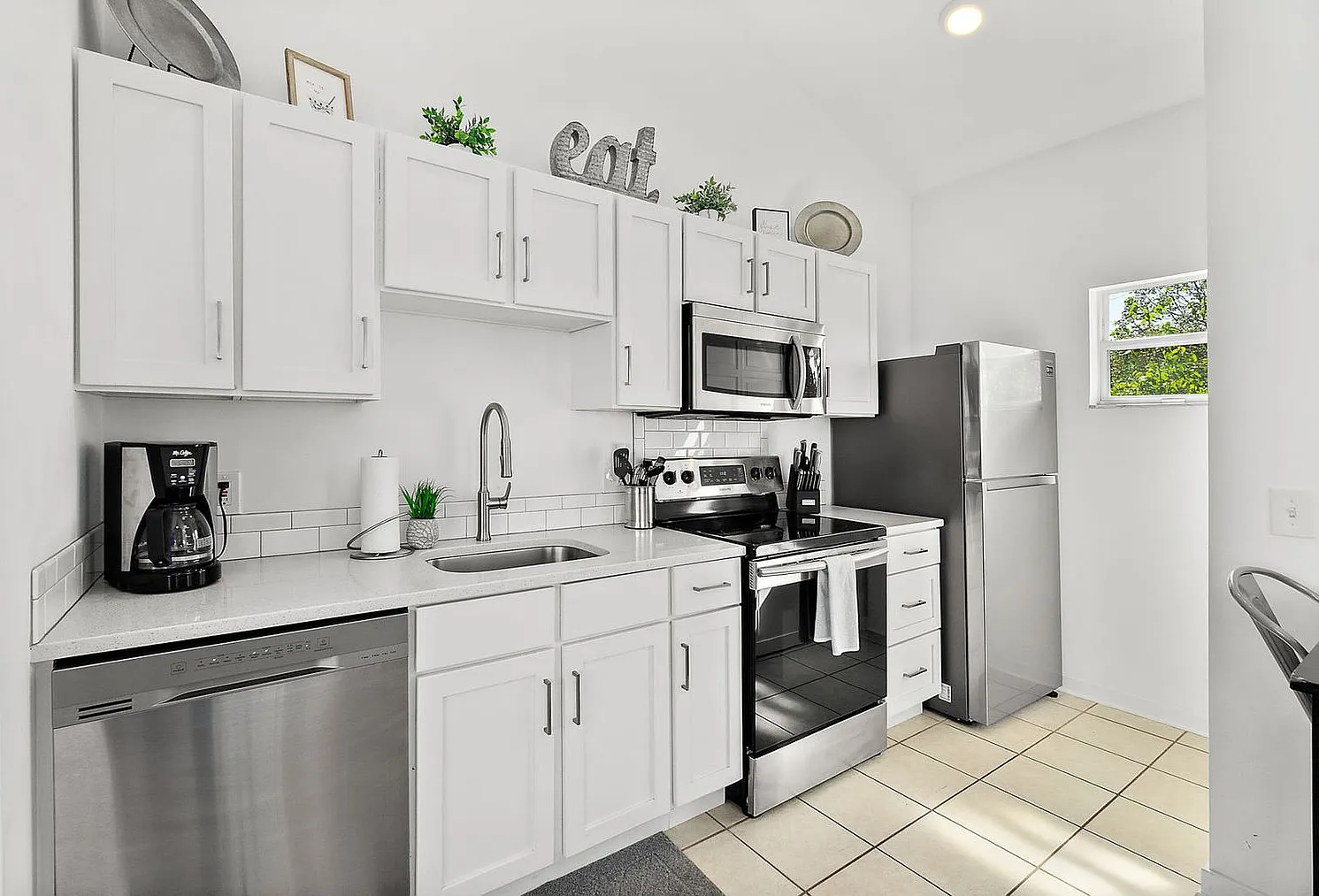 1 bed, 1.0 bath, 893 sqft, $1,982 — Photo 4