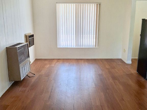 3rd image of 415 Linden Ave #415
