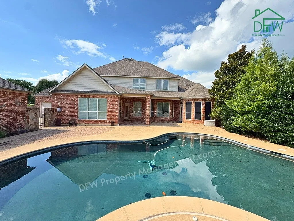 5 bed, 6.0 bath, 4865 sqft, $7,995 — Photo 1