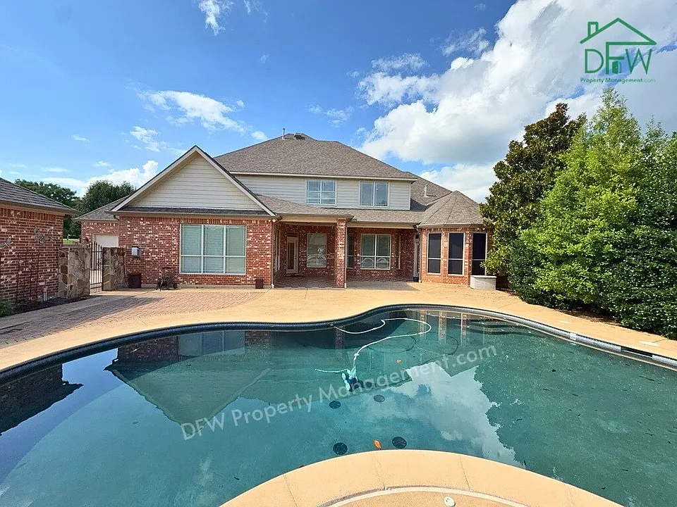 1205 Golden Gate Dr