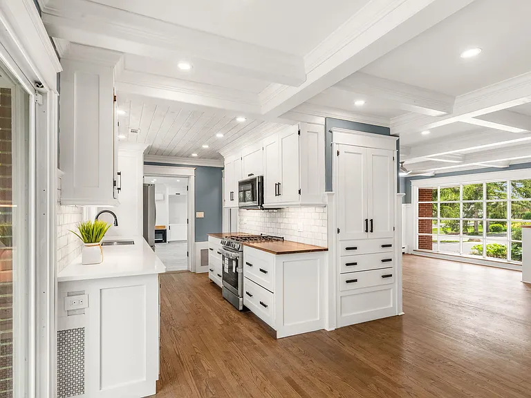 1010 W Elm St — Photo 15