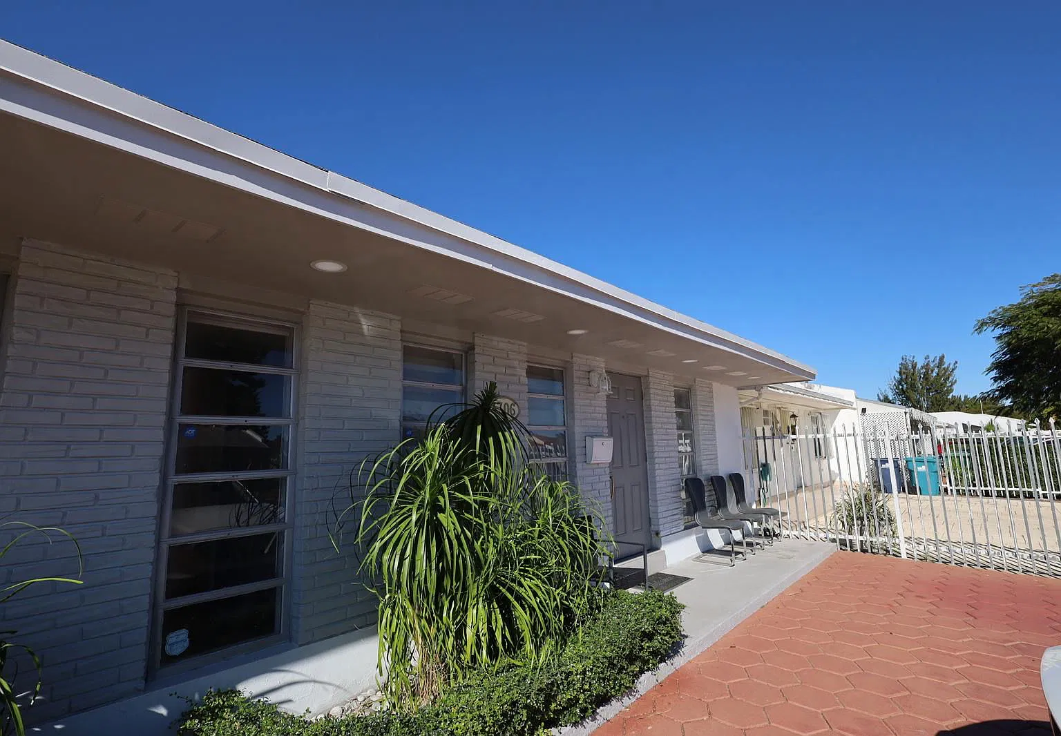 3 bed, 1.0 bath, 1015 sqft, $3,000 — Photo 2