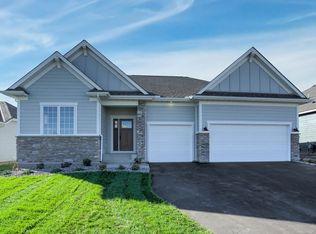 748 Ivywood Cir N, Lake Elmo, MN 55042