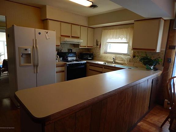 4th image of 17 Greenville Ct