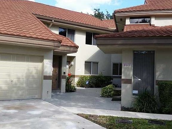 5th image of 988 NW 93rd Ave