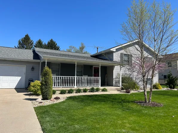 703 Trimmer Dr, Hudson, IL 61748