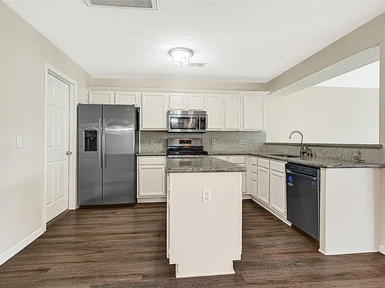 4010 Spring Garden Dr — Photo 7