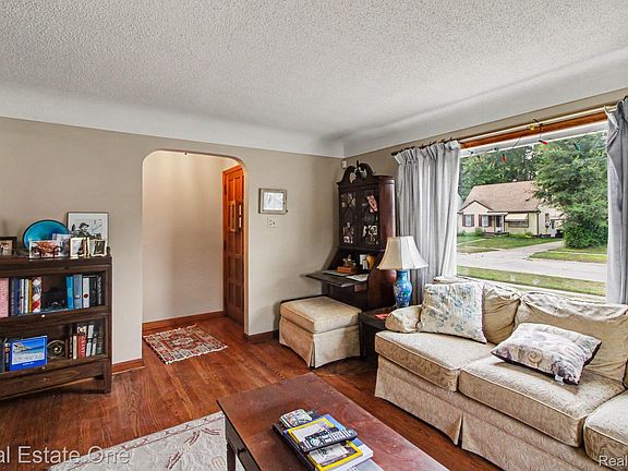 5th image of 15982 Macarthur St