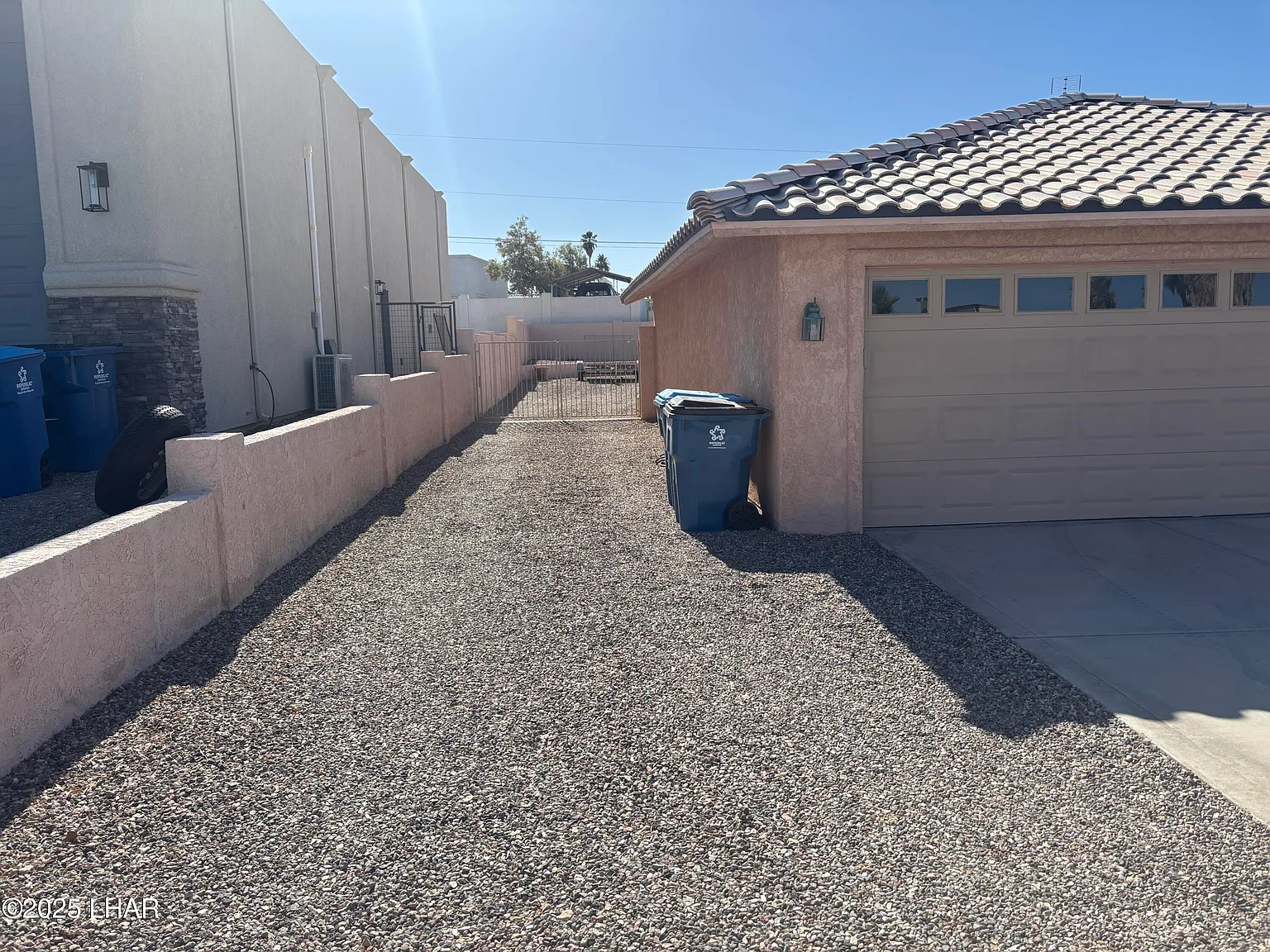 3 bed, 2.0 bath, 1887 sqft, $2,300 — Photo 2