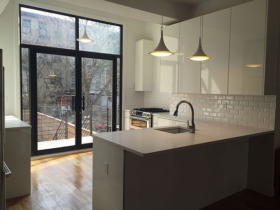 5th image of 52 Vernon Blvd #03