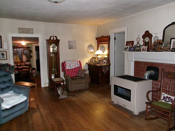 3rd image of 413 Kerns Church Rd