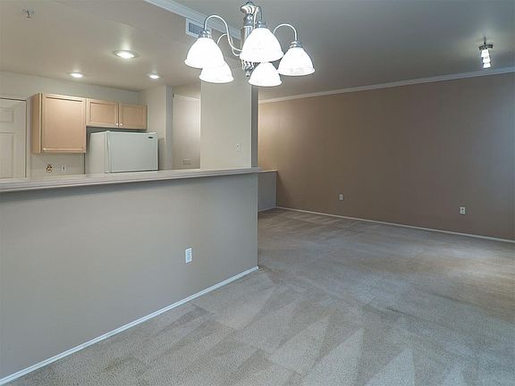 4th image of 25235 SE Klahanie Blvd #201