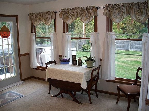 5th image of 765 Chaucer Ln