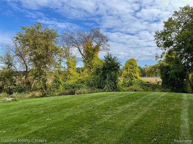 8719 Meadowbrook Dr — Photo 10