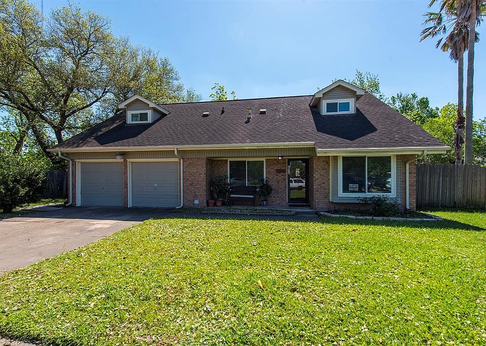 Beautiful one story home - 3 bedrooms, 2 baths, with den/office and media room or flex space on cul-de-sac with a double wide driveway, nice sized front yard and huge backyard.