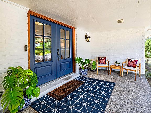 3rd image of 2011 Cochran Ln