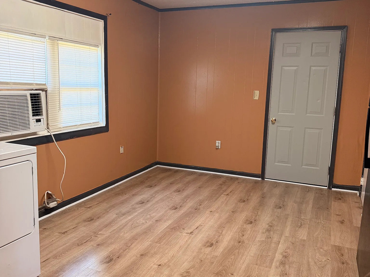 2961 Deeb Dr — Photo 3