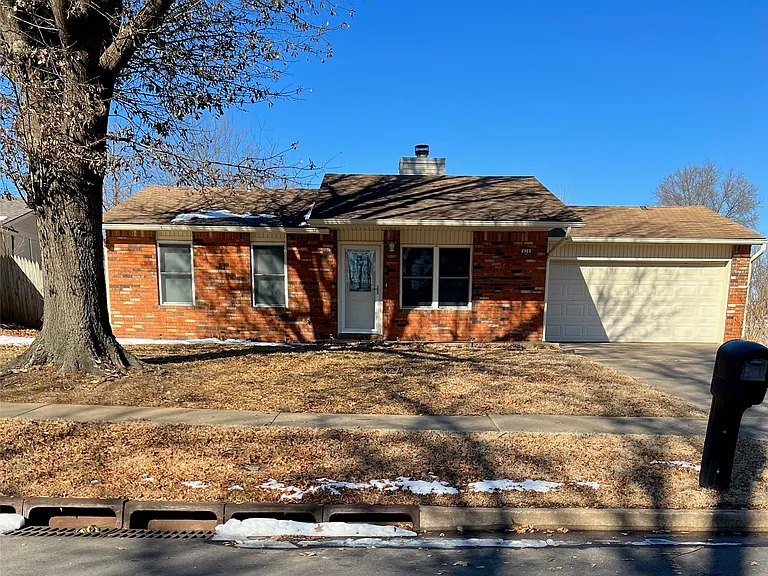 414 E Waco Pl — Photo 2