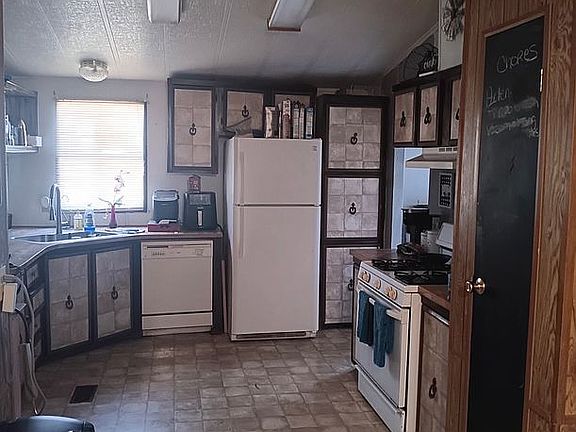 3rd image of 111 Farris St Trailer 20