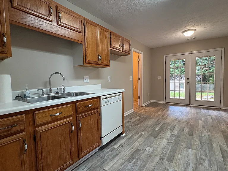 1404 Douglas St — Photo 10