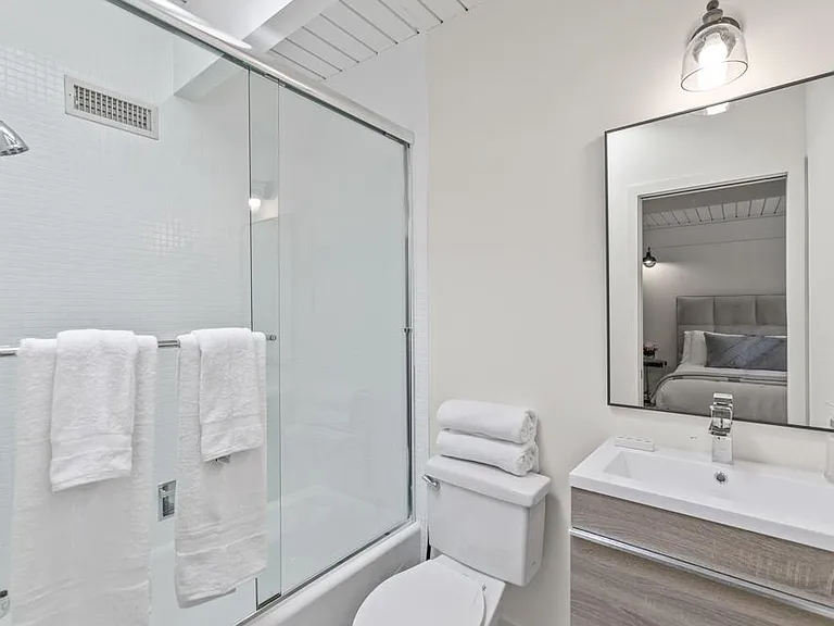 Ensuite Bath with fresh towels