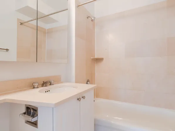 180 Riverside Boulevard image 21 of 71