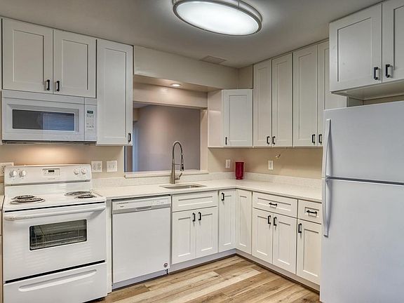 2nd image of 39 Essex Sq