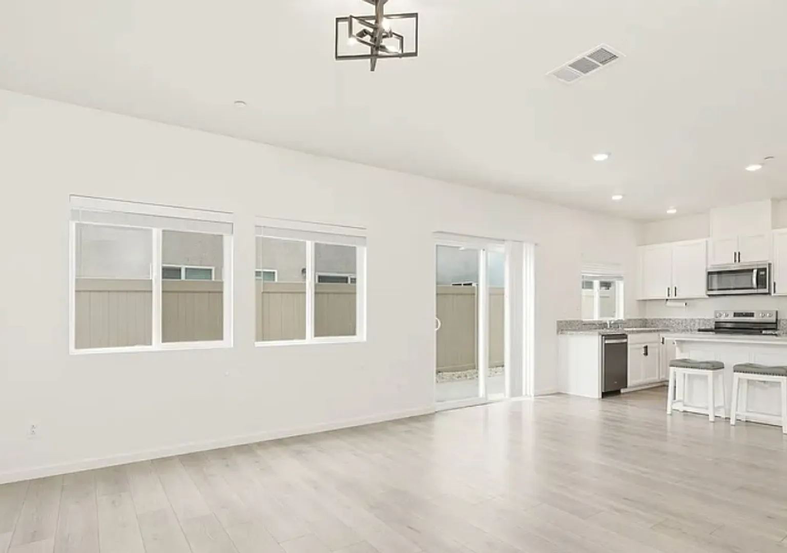 Beautiful 3/2.5 (Solar) Natomas Gem! Please read entire ad for viewings! — Photo 3
