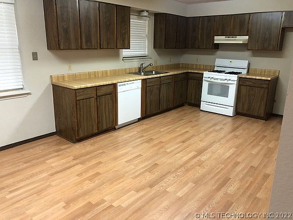 4th image of 13732 S Hickory Pl