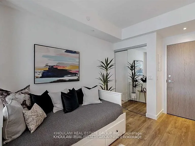 215 Queen St W #812 — Photo 3