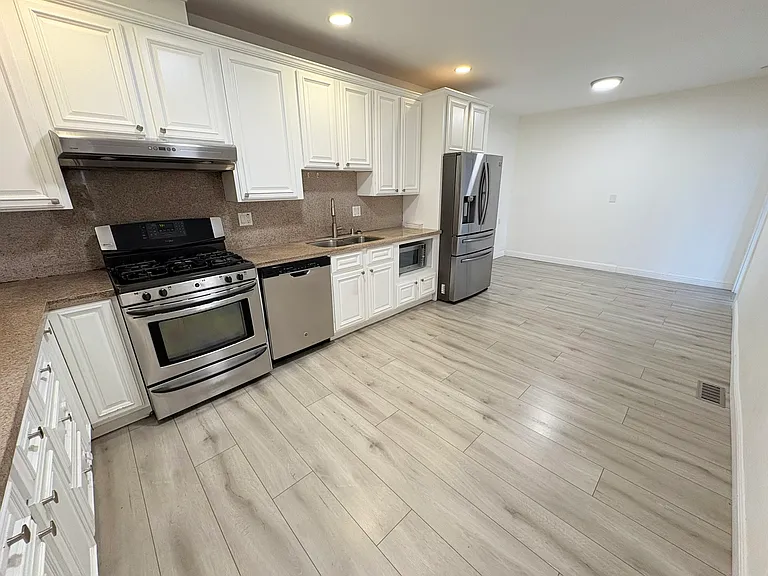 848 Girard St — Photo 8