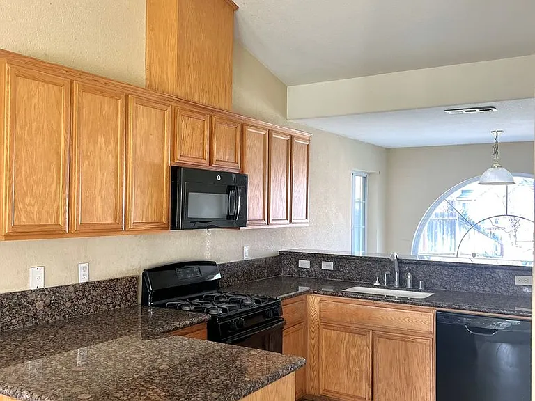 633 Langley Ct — Photo 3