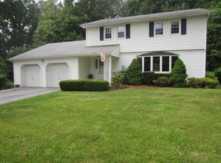 17 Surrey Ln, Poughkeepsie, NY 12603