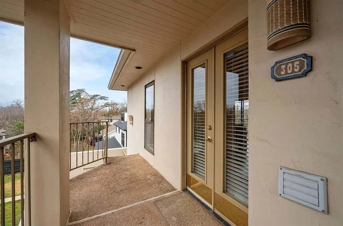Building Photo - 409 E 38th St #305
