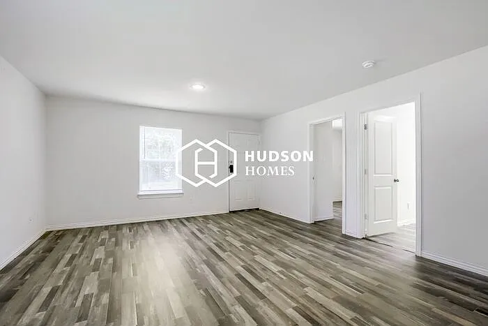 3 bed, 1.0 bath, 836 sqft, $1,149 — Photo 3