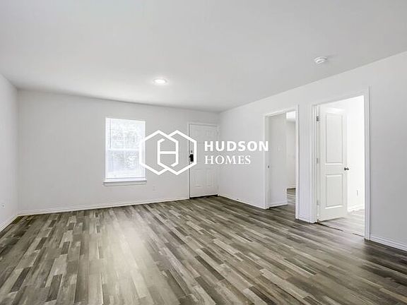 3rd image of 621 W Sabine St