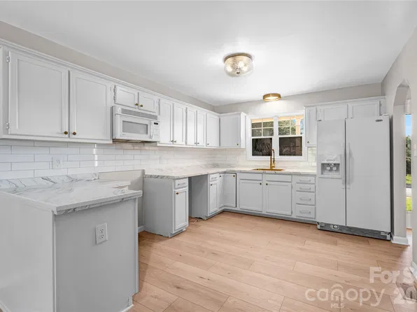 2065 Gary Ln, Hickory, NC 28602