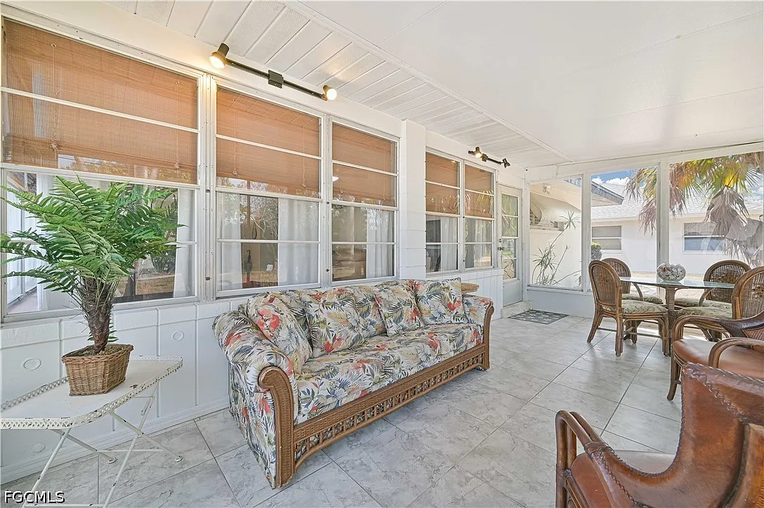 3 bed, 2.0 bath, 1329 sqft, $3,400 — Photo 3