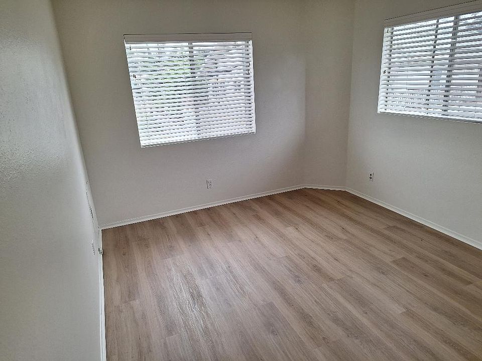 2 Large bedrooms with walk-in closets.