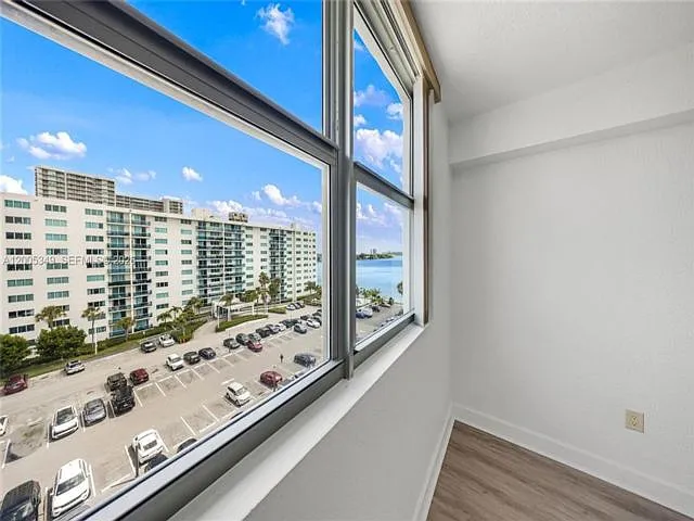 7501 E Treasure Dr #7M — Photo 11