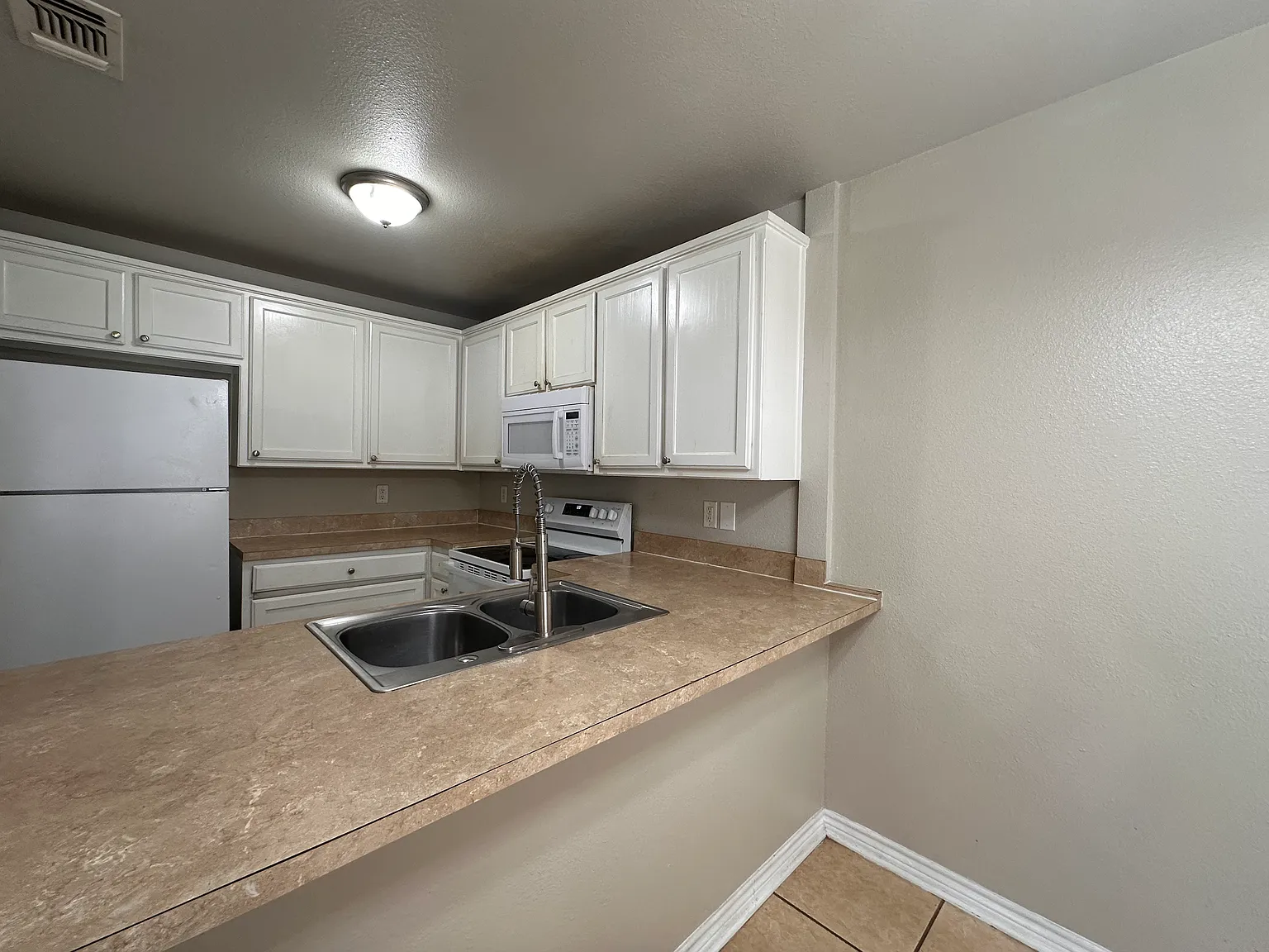 4 bed, 1300 sqft, $1,299 — Photo 2