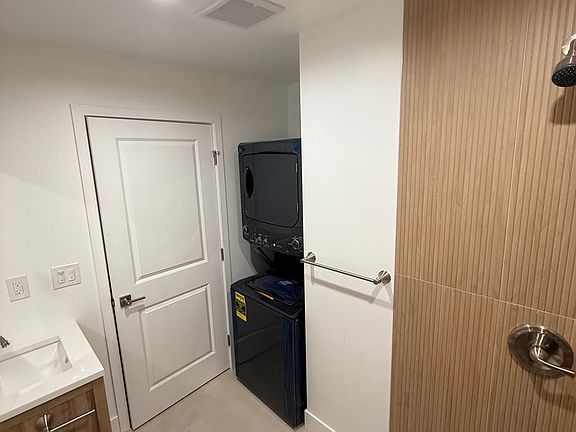 4th image of 442 E 44th Cir #A